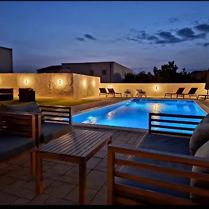  Апартаменты Lucy Apartments With Heated Pool & Free Private Parking